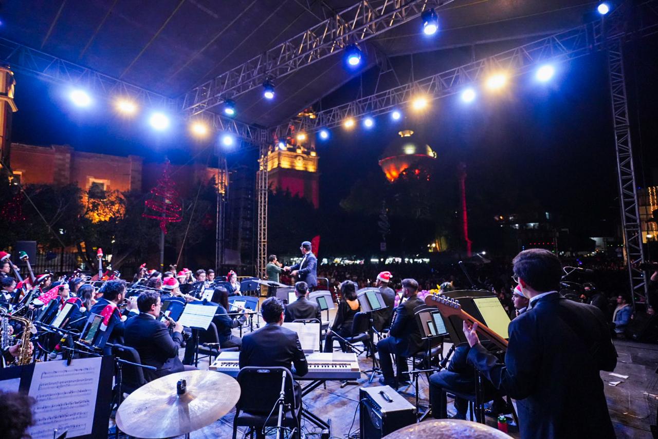 DISFRUTAN CELAYENSES EL GRAN CONCIERTO NAVIDEÑO, EN LA CALZADA INDEPENDENCIA